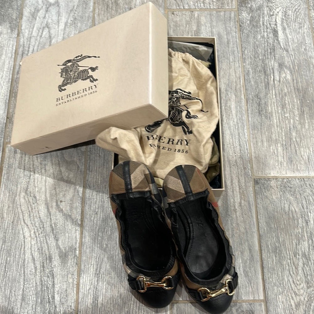 Burberry print flats in a size 40 - Picture 1 of 1